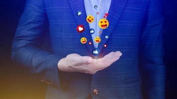 social médias et en ligne numérique concept, homme d'affaire en utilisant Envoi en cours emojis avec social médias. gens en utilisant et numérique en ligne commercialisation concepts photo