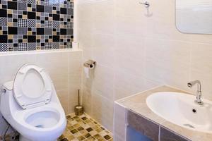 toilette bol dans une moderne salle de bains ,affleurer toilette nettoyer salle de bains photo