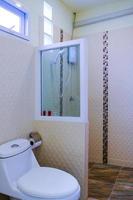 toilette bol dans une moderne salle de bains ,affleurer toilette nettoyer salle de bains photo