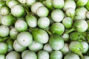 thaïlandais vert aubergine légume à marché photo