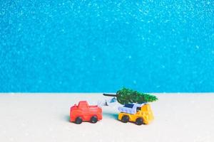 Sapin de Noël sur une voiture miniature, concept de célébration de la saison de Noël photo