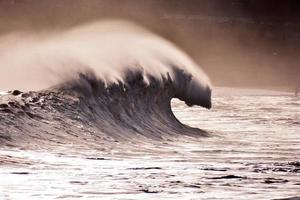 énormes vagues de la mer photo