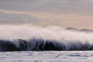 énormes vagues de la mer photo