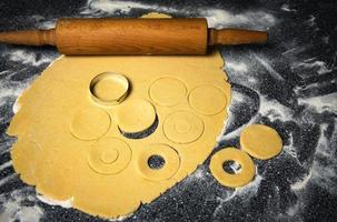 la pâte étant coupée pour les beignets photo
