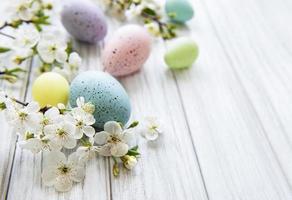 oeufs de pâques colorés avec des fleurs de printemps photo