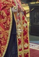 le prêtre en portant le encensoir avec encens dans le orthodoxe Christian église photo