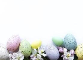 oeufs de pâques colorés avec des fleurs de printemps photo