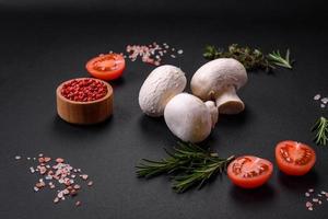 Frais brut champignon champignons sur une en bois Coupe planche avec épices