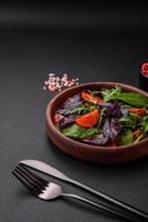 salade de Frais Cerise tomates, roquette, épinard et Jeune betterave feuilles photo