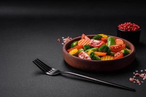 salade de Frais et à la vapeur des légumes Cerise tomates, brocoli et carottes photo