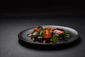 salade de Frais Cerise tomates, roquette, épinard et Jeune betterave feuilles photo