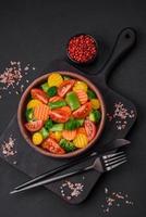 salade de Frais et à la vapeur des légumes Cerise tomates, brocoli et carottes photo