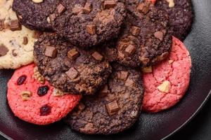 délicieux Frais croustillant flocons d'avoine biscuits avec Chocolat et des noisettes photo