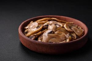 frit ou cuit champignon champignons dans le forme de tranches avec oignons photo