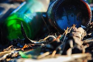 fermer de verre Bière bouteilles la gauche dans le forêt - la nature la pollution problème photo