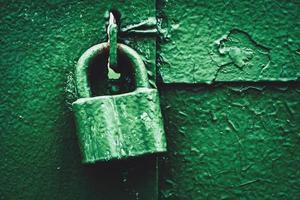 vert porte fermé à clé avec vieux cadenas, foncé et lunatique, copie espace photo