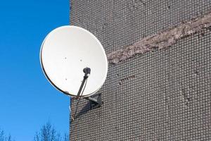 Satellite plat sur le mur photo