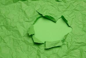 texture de froissé vert papier avec déchiré trou et vert arrière-plan, modèle pour designer photo