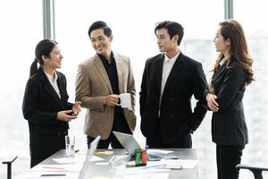 image de une groupe de asiatique les hommes d'affaires travail ensemble à le entreprise photo