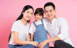 Happy young asian family image, isolé sur fond rose photo