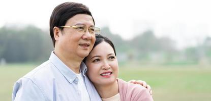 personnes âgées asiatique couple dans le parc photo