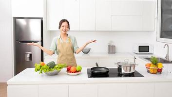 portrait de une femme au foyer dans le cuisine à Accueil photo