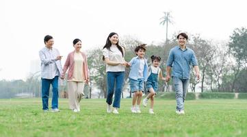 asiatique famille photo en marchant ensemble dans le parc