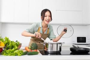 portrait de une femme au foyer dans le cuisine à Accueil photo