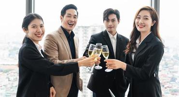 groupe de asiatique affaires gens en portant des lunettes de du vin à célébrer Nouveau année photo