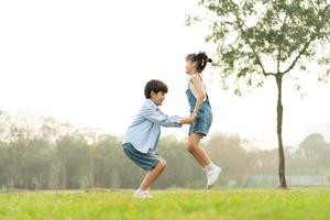 image de frère et sœur ayant amusement dans le parc photo