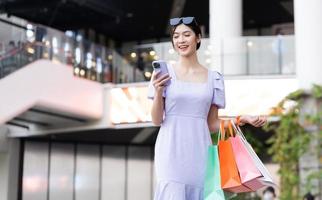 content asiatique femme achats à centre commercial