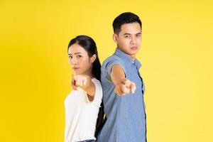 image d'un couple asiatique posant sur fond jaune photo