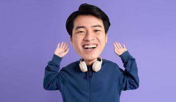 portrait de asiatique homme posant sur violet Contexte photo
