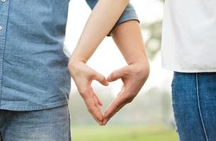 image de une content asiatique couple dans le parc photo