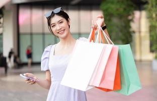 content asiatique femme achats à centre commercial