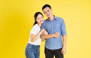 image d'un couple asiatique posant sur fond jaune photo