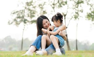 image de mère et fille en jouant dans le parc photo