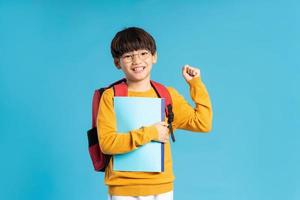portrait de asiatique école garçon née sur une bleu Contexte photo