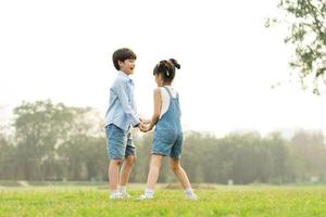 image de frère et sœur ayant amusement dans le parc photo