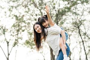 image de mère et fille en jouant dans le parc photo