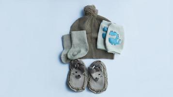 Achevée marron bébé mode accessoires de tricoté chapeau, chaussettes, le genou tampon chaussettes, et des chaussures isolé sur blanc Contexte. photo