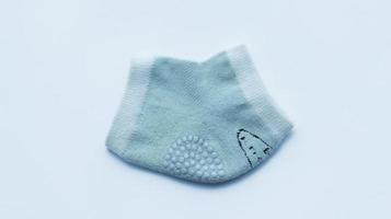 bleu bébé le genou tampon chaussette isolé sur blanc, le genou protection pour bébé apprendre à crawl. photo