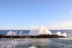 énormes vagues de la mer photo