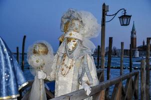 personnes non identifiées portant des masques de carnaval au carnaval de venise à venise, italie, vers février 2022 photo