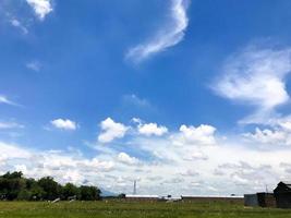 des nuages avec bleu ciel avec paddy champ, Naturel texture photo