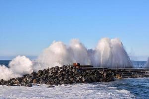 énormes vagues de la mer photo