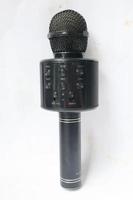 micro karaoké microphone sans fil bleu dent isolé sur blanc Contexte photo