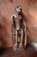 le kewenak statue est une en bois statue originaire de papouasie. photo