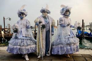 personnes non identifiées portant des masques de carnaval au carnaval de venise à venise, italie, vers février 2022 photo