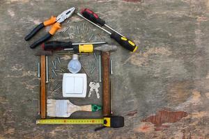 construction outils dans le forme de maison sur en bois Contexte. photo